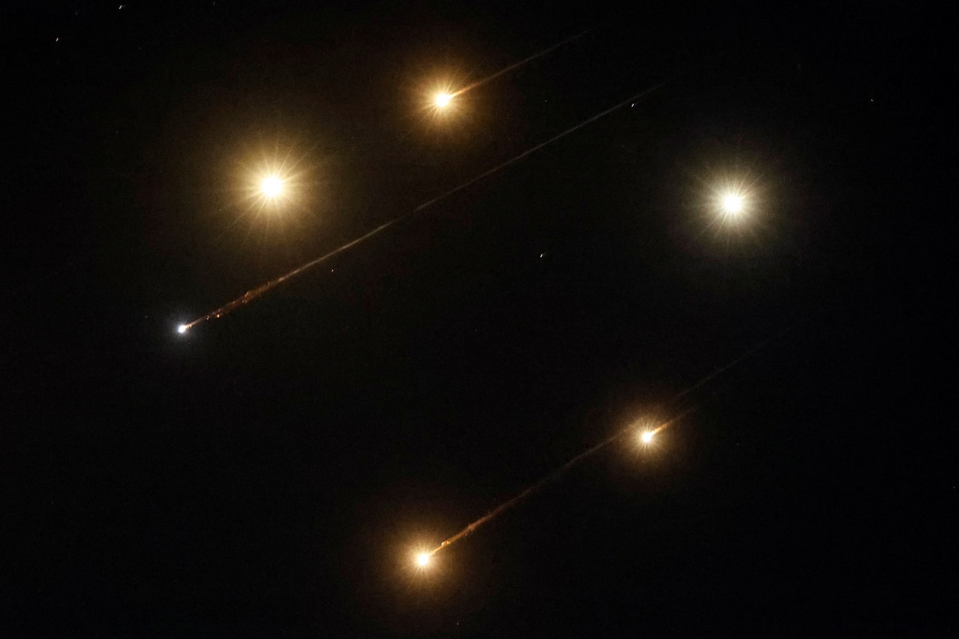 Các tên lửa Iran phóng nhằm vào Israel. (Ảnh: Reuters)