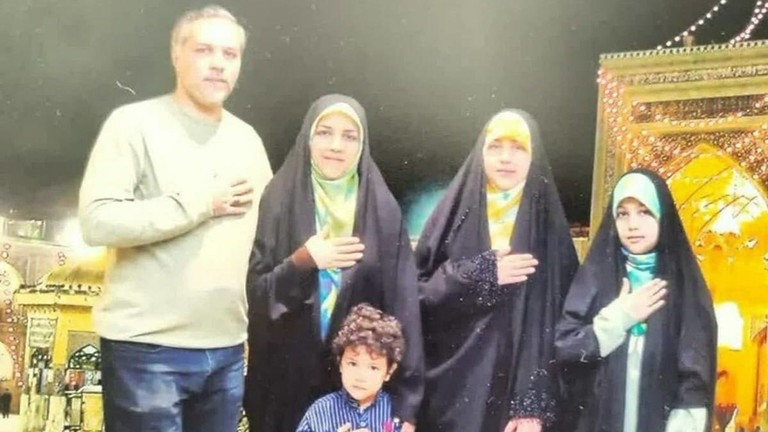 Chuyên gia Seyyed Mostafa Sadati-Armaki và gia đình. (Ảnh: RT) Chuyên gia Seyyed Mostafa Sadati-Armaki và gia đình. (Ảnh: RT)