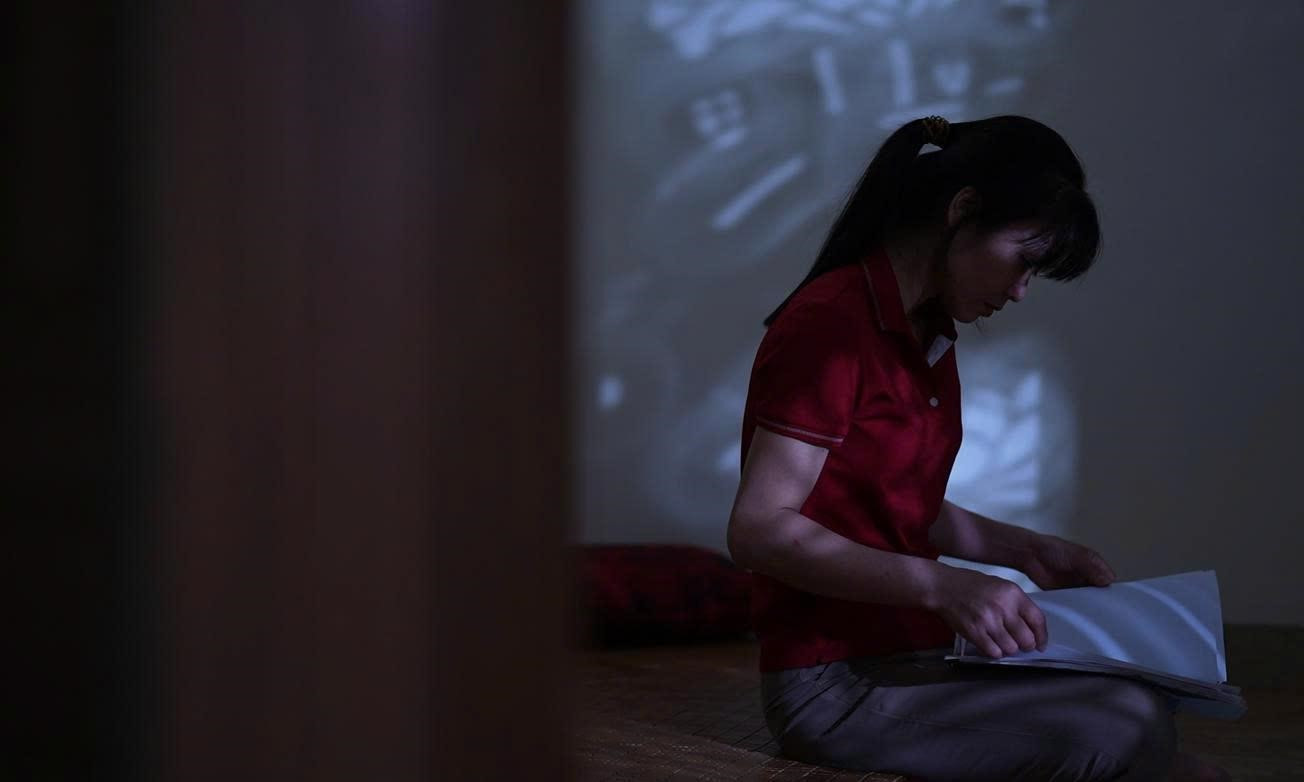 Chị Trang lật giở từng hồ sơ trong hành trình “tìm con” hơn hai thập kỷ. Ảnh: Thanh Ba Chị Trang lật giở từng hồ sơ trong hành trình “tìm con” hơn hai thập kỷ. Ảnh: Thanh Ba