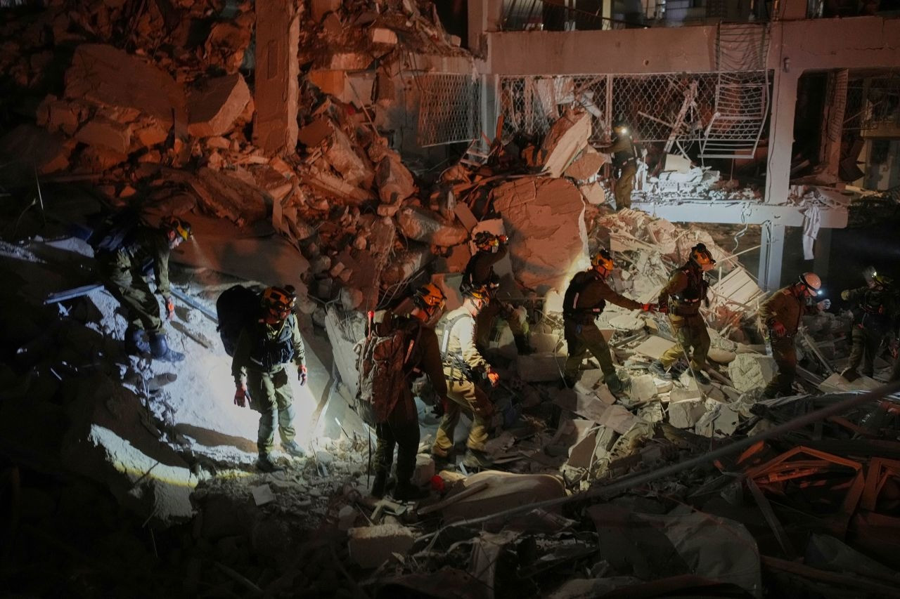 Một tòa nhà gần Tel Aviv (Israel) bị phá hủy do tên lửa Iran. (Ảnh: AP)