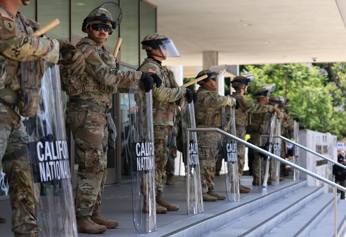 Lực lượng Vệ binh Quốc gia bảo vệ các tòa nhà liên bang ở Los Angeles. (Ảnh: Reuters) Lực lượng Vệ binh Quốc gia bảo vệ các tòa nhà liên bang ở Los Angeles. (Ảnh: Reuters)