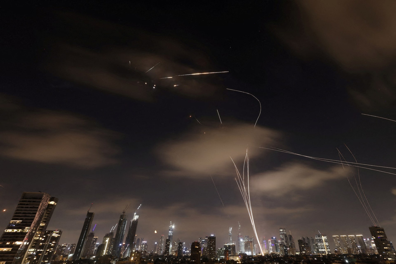 Tên lửa Iran bị đánh chặn ở Tel Aviv sáng 18/6. (Ảnh: Reuters) Tên lửa Iran bị đánh chặn ở Tel Aviv sáng 18/6. (Ảnh: Reuters)