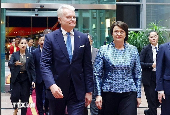 Tổng thống nước Cộng hòa Litva Gitanas Nauseda và Phu nhân tới Hà Nội, bắt đầu thăm chính thức Việt Nam. (Ảnh: Phạm Kiên/TTXVN) Tổng thống nước Cộng hòa Litva Gitanas Nauseda và Phu nhân tới Hà Nội, bắt đầu thăm chính thức Việt Nam. (Ảnh: Phạm Kiên/TTXVN)