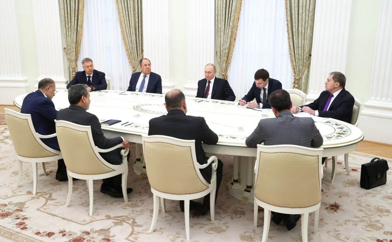 Cuộc gặp giữa Tổng thống Nga Vladimir Putin với phái đoàn Iran ngày 23/6. (Ảnh: Anadolu Agency) Cuộc gặp giữa Tổng thống Nga Vladimir Putin với phái đoàn Iran ngày 23/6. (Ảnh: Anadolu Agency)