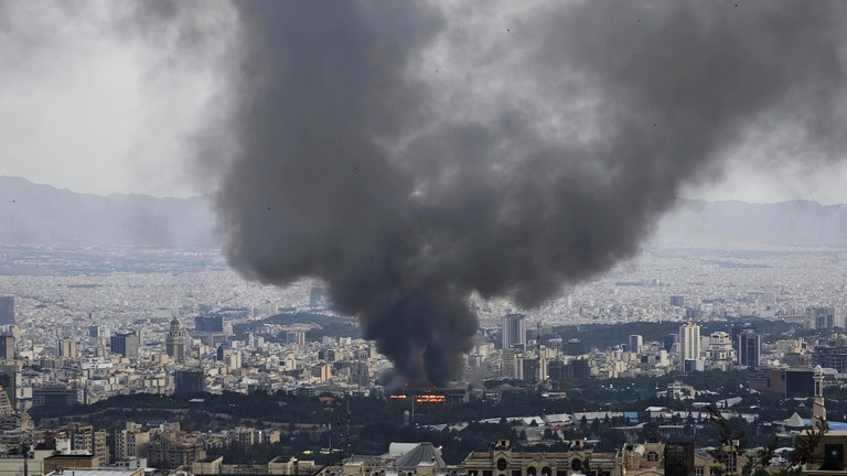 Khói bốc lên ở Tehran sau cuộc tấn công của Israel. (Ảnh: Getty Images) Khói bốc lên ở Tehran sau cuộc tấn công của Israel. (Ảnh: Getty Images)