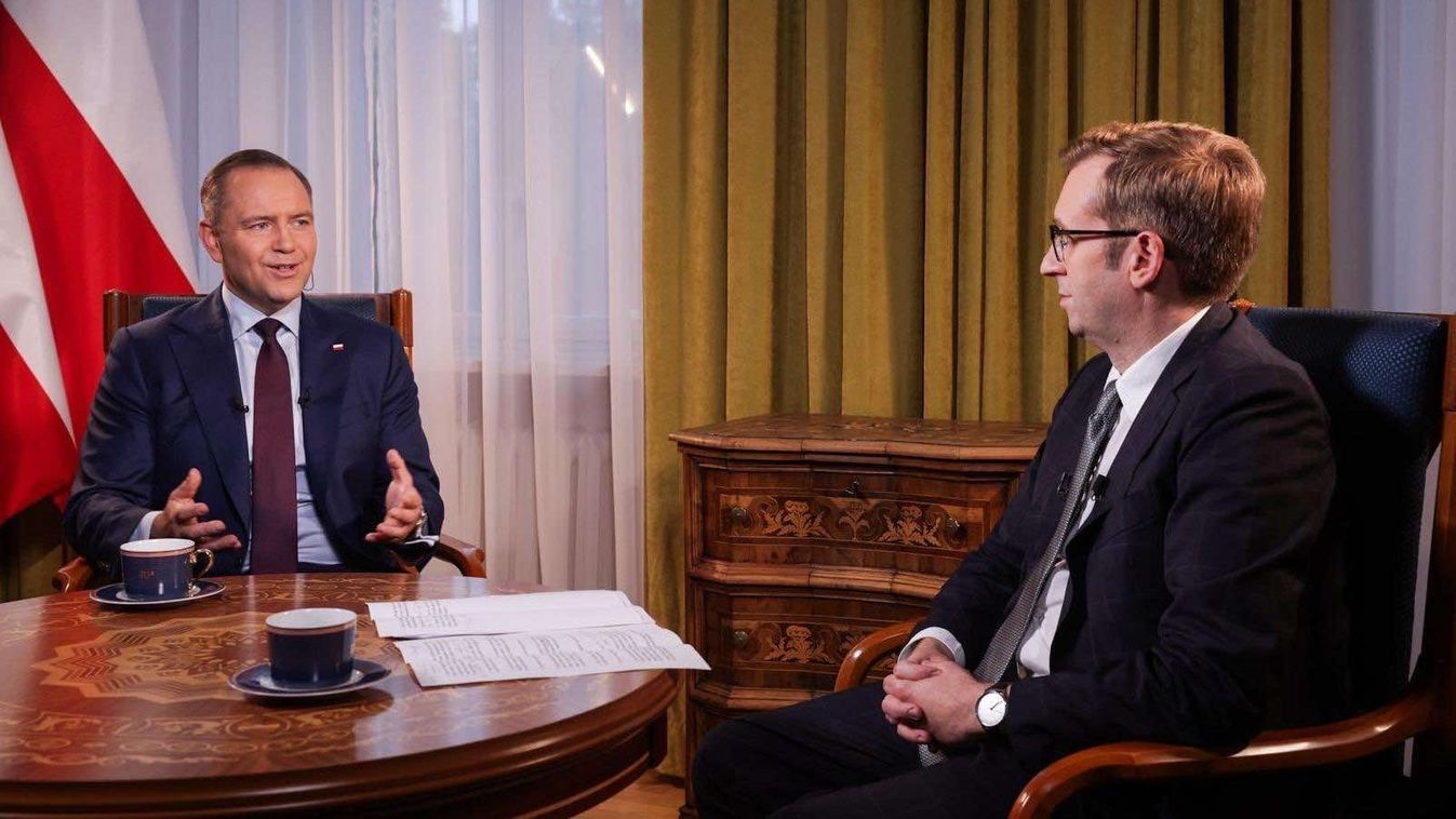 Tổng thống đắc cử Ba Lan Karol Nawrocki trả lời phỏng vấn. (Ảnh: Mandiner)