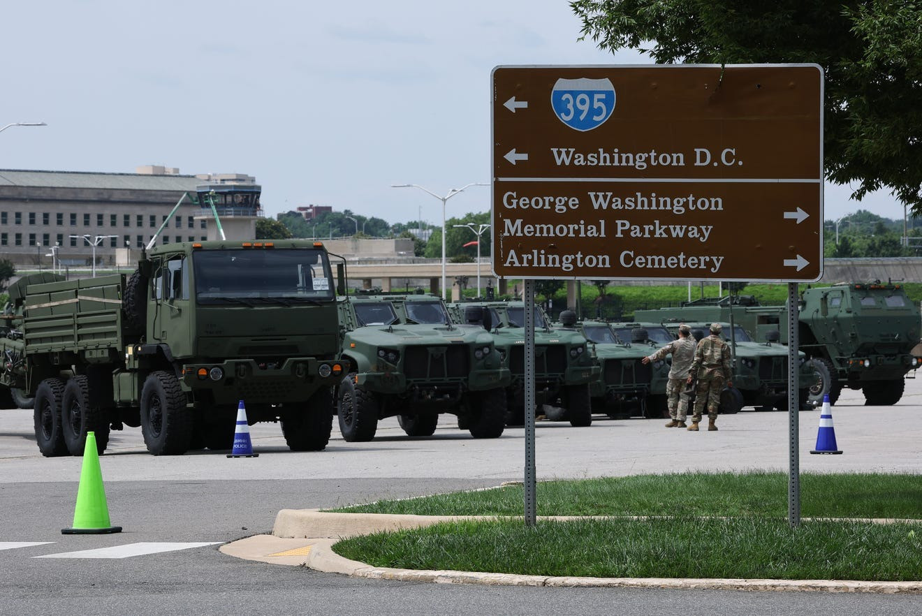 Xe quân sự tập trung tại Washington trước lễ duyệt binh. (Ảnh: Getty Images) Xe quân sự tập trung tại Washington trước lễ duyệt binh. (Ảnh: Getty Images)