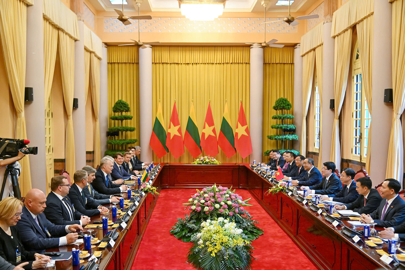 Cuộc hội đàm giữa Chủ tịch nước Lương Cường và Tổng thống Cộng hòa Litva Gitanas Nauseda. (Ảnh: Nhật Minh)