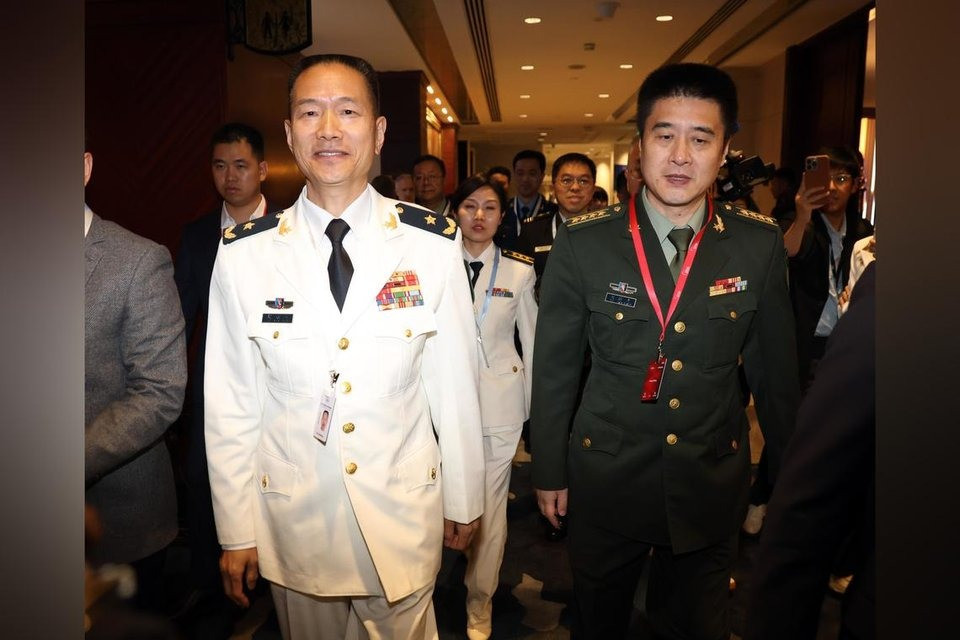 Trưởng đoàn đại biểu Trung Quốc tham dự Đối thoại Shangri-La năm nay, ông Hu Gangfeng (trái), Phó Hiệu trưởng Đại học Quốc phòng. (Ảnh: Straitstimes)