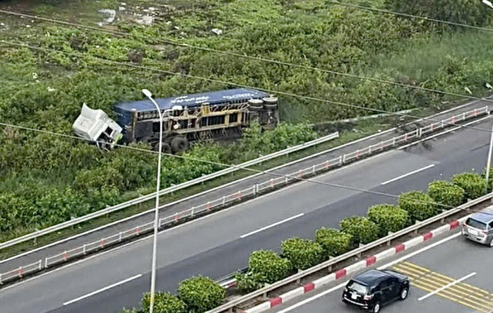 Xe đầu kéo văng khỏi đường, lật nghiêng.