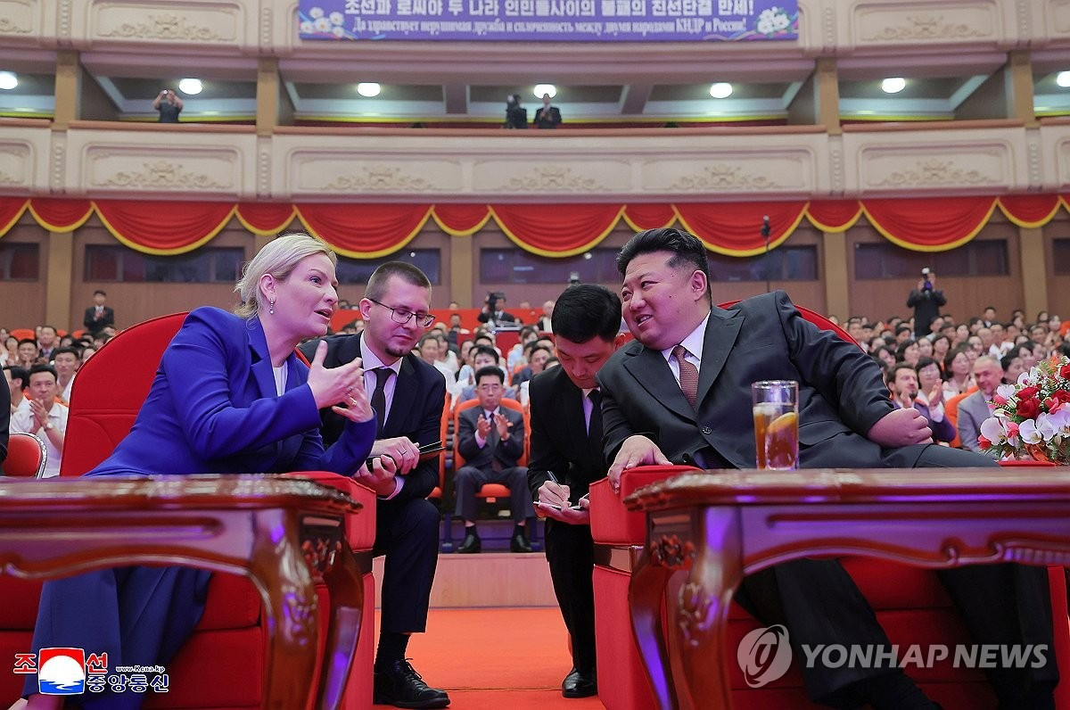 Chủ tịch Triều Tiên Kim Jong-un và Bộ trưởng Văn hóa Nga Olga Lyubimova. (Ảnh: Yonhap)