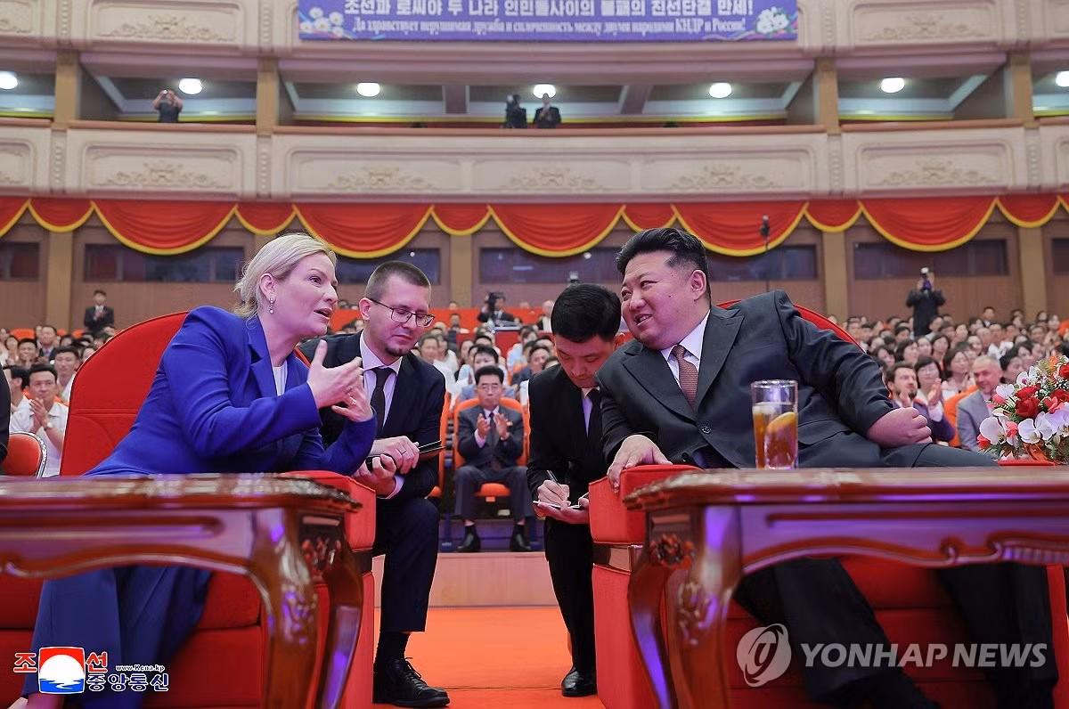Chủ tịch Triều Tiên Kim Jong-un và Bộ trưởng Văn hóa Nga Olga Lyubimova. (Ảnh: Yonhap) Chủ tịch Triều Tiên Kim Jong-un và Bộ trưởng Văn hóa Nga Olga Lyubimova. (Ảnh: Yonhap)