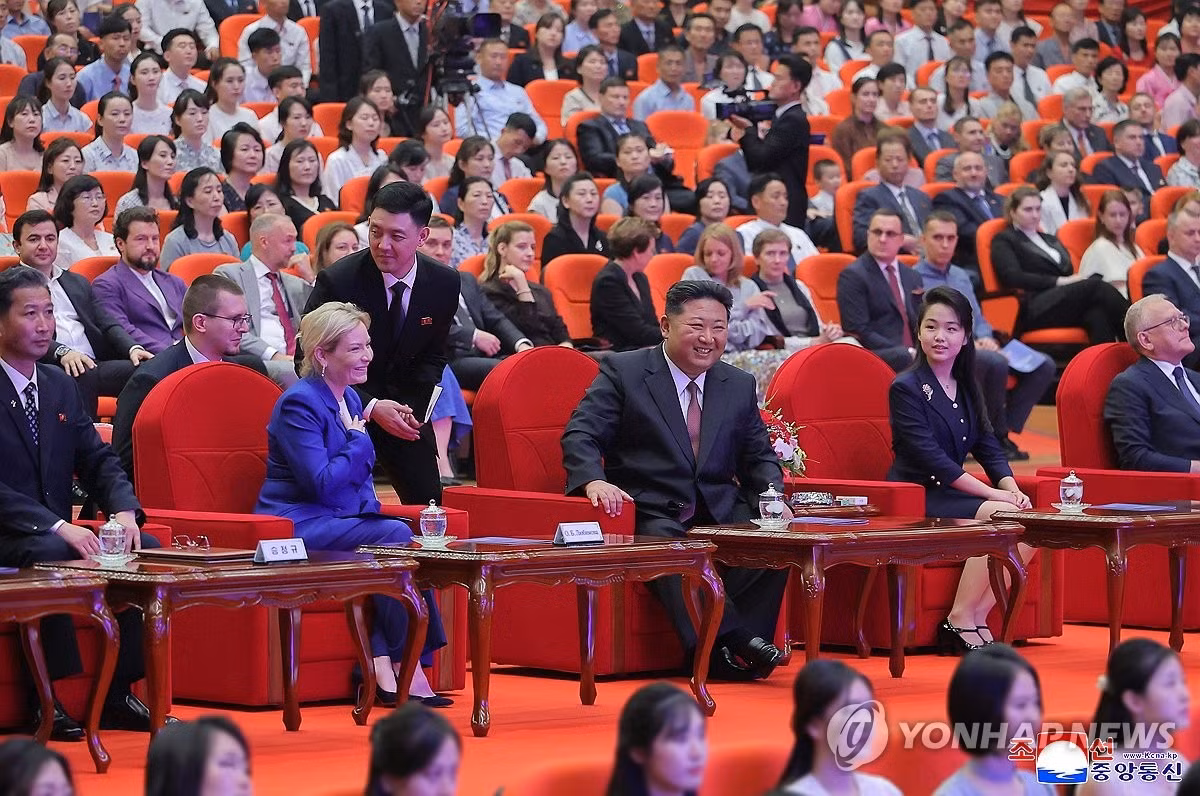Chủ tịch Triều Tiên Kim Jong-un và Bộ trưởng Văn hóa Nga Olga Lyubimova. (Ảnh: Yonhap) Chủ tịch Triều Tiên Kim Jong-un và Bộ trưởng Văn hóa Nga Olga Lyubimova. (Ảnh: Yonhap)