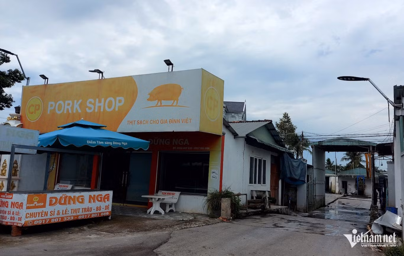 Bên ngoài cơ sở giết mổ heo gia công cho C.P. Việt Nam tại tỉnh Hậu Giang. Bên ngoài cơ sở giết mổ heo gia công cho C.P. Việt Nam tại tỉnh Hậu Giang.