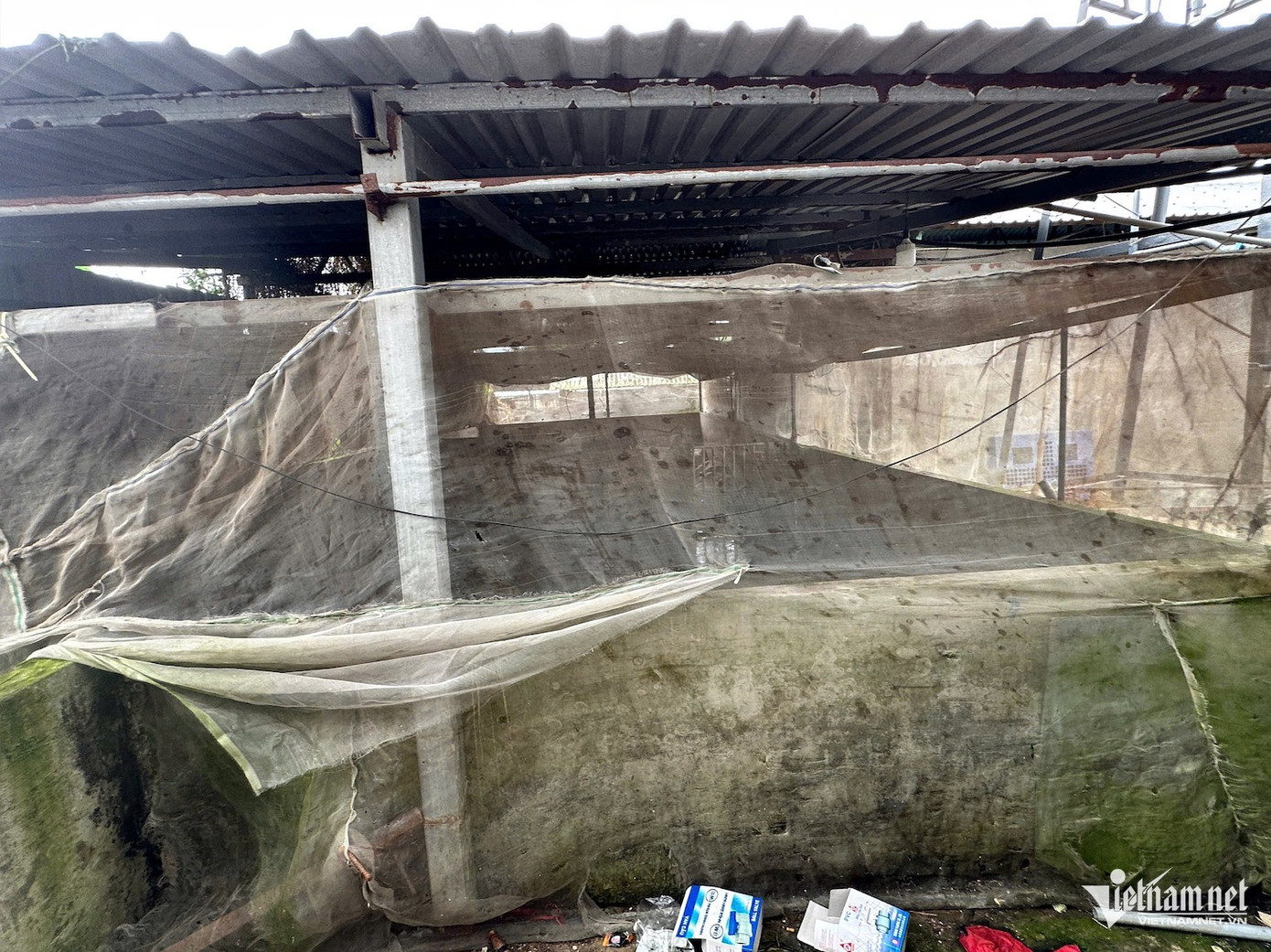 Khu chuồng trại được căng lưới tạm bợ. Khu chuồng trại được căng lưới tạm bợ.