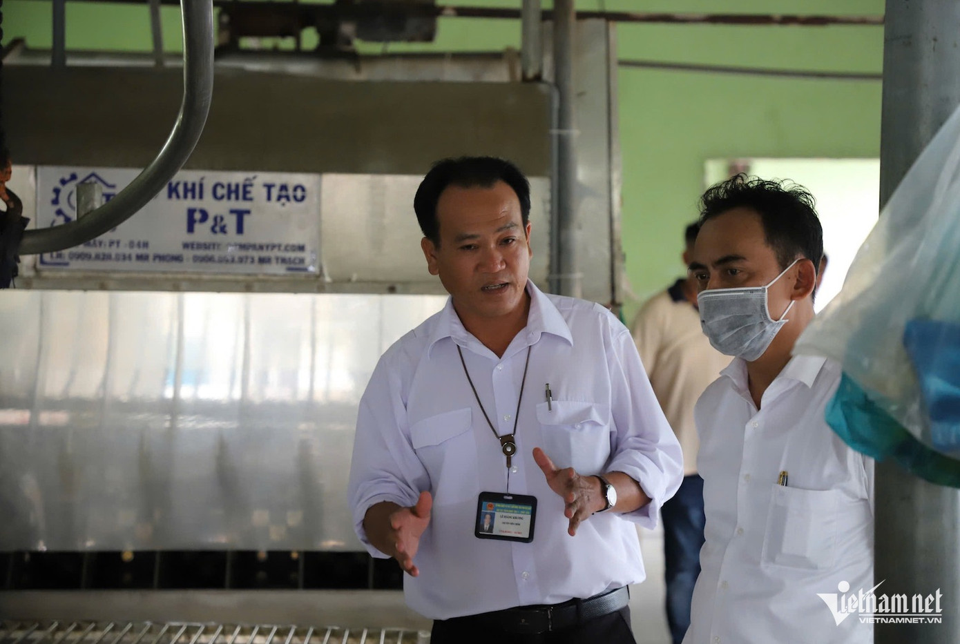 Cơ quan chức năng đi kiểm tra từng khu vực trong khu giết mổ. Cơ quan chức năng đi kiểm tra từng khu vực trong khu giết mổ.