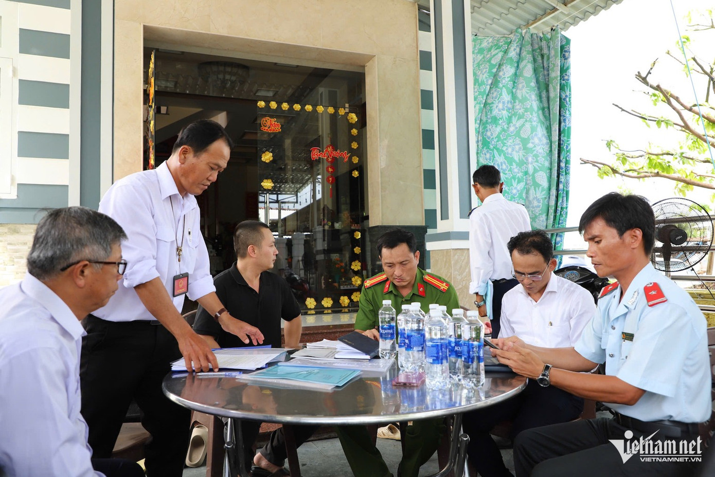 Đoàn kiểm tra liên ngành đang làm việc với chủ cơ sở giết mổ heo gia công cho C.P. Việt Nam. Đoàn kiểm tra liên ngành đang làm việc với chủ cơ sở giết mổ heo gia công cho C.P. Việt Nam.