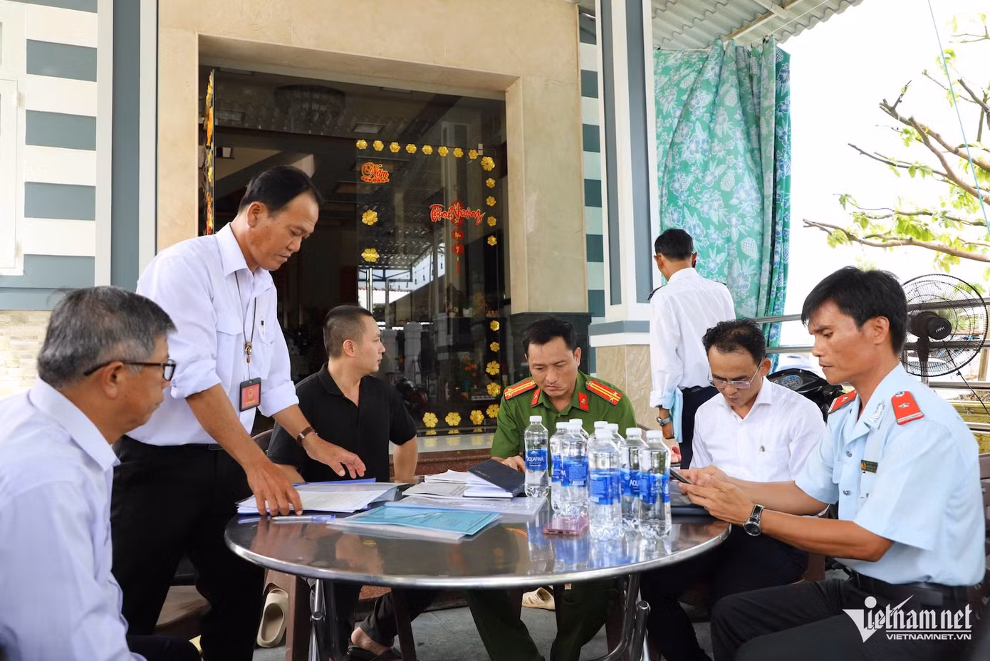 Đoàn kiểm tra liên ngành đang làm việc với chủ cơ sở giết mổ heo gia công cho C.P. Việt Nam. Đoàn kiểm tra liên ngành đang làm việc với chủ cơ sở giết mổ heo gia công cho C.P. Việt Nam.