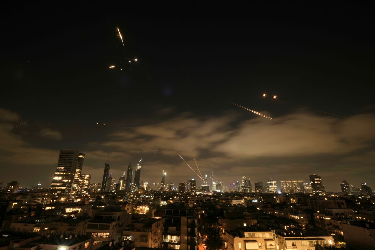 Hệ thống Vòm Sắt đánh chặn tên lửa Iran ở Tel Aviv (Israel). (Ảnh: AP) Hệ thống Vòm Sắt đánh chặn tên lửa Iran ở Tel Aviv (Israel). (Ảnh: AP)