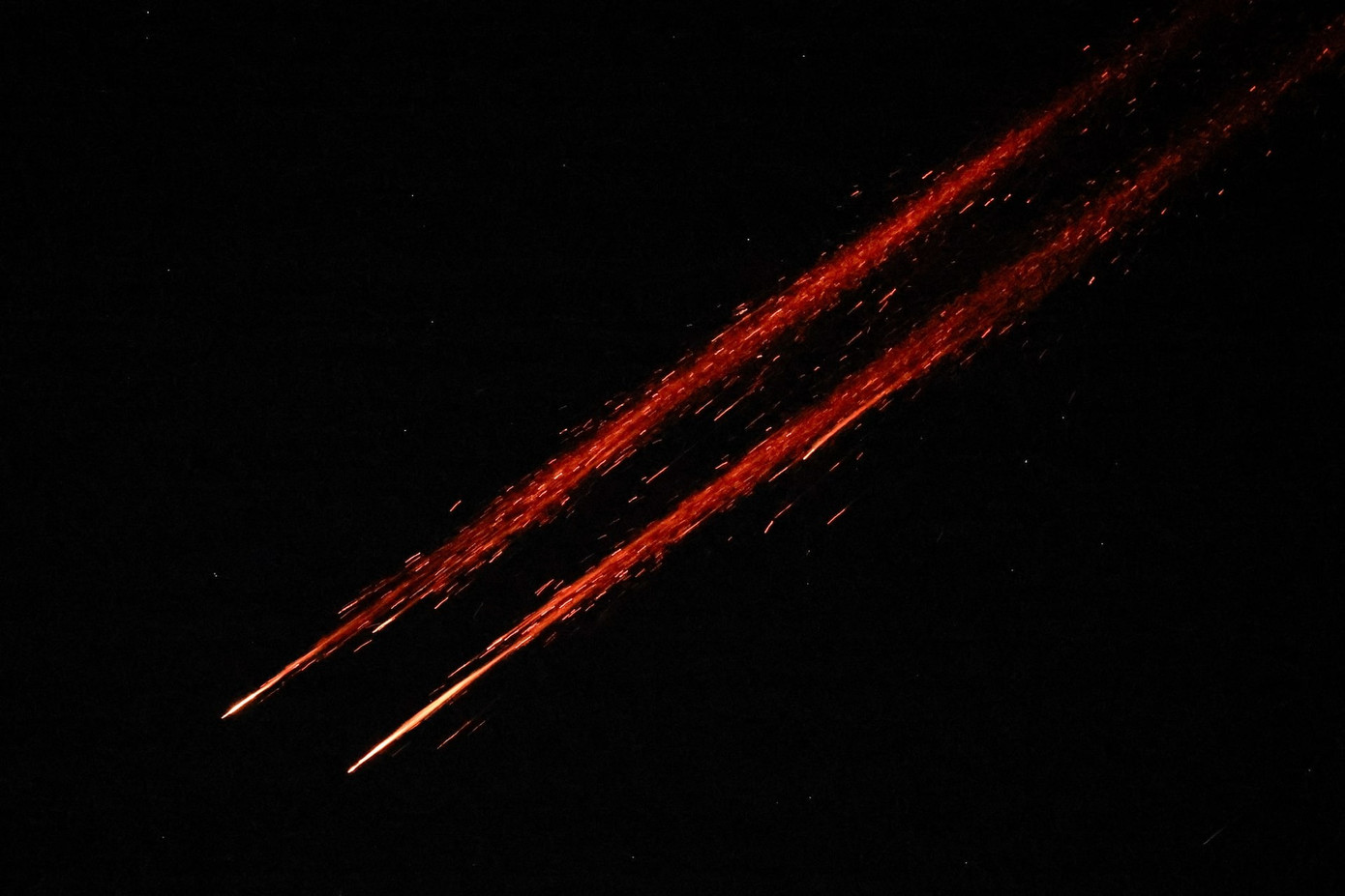 Các tên lửa Iran phóng nhằm vào Israel. (Ảnh: Reuters)