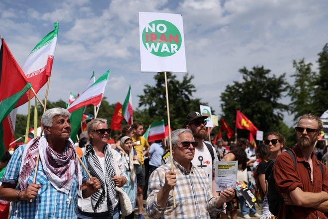 Cuộc biểu tình ở The Hague (Hà Lan). (Ảnh: Reuters) Cuộc biểu tình ở The Hague (Hà Lan). (Ảnh: Reuters)