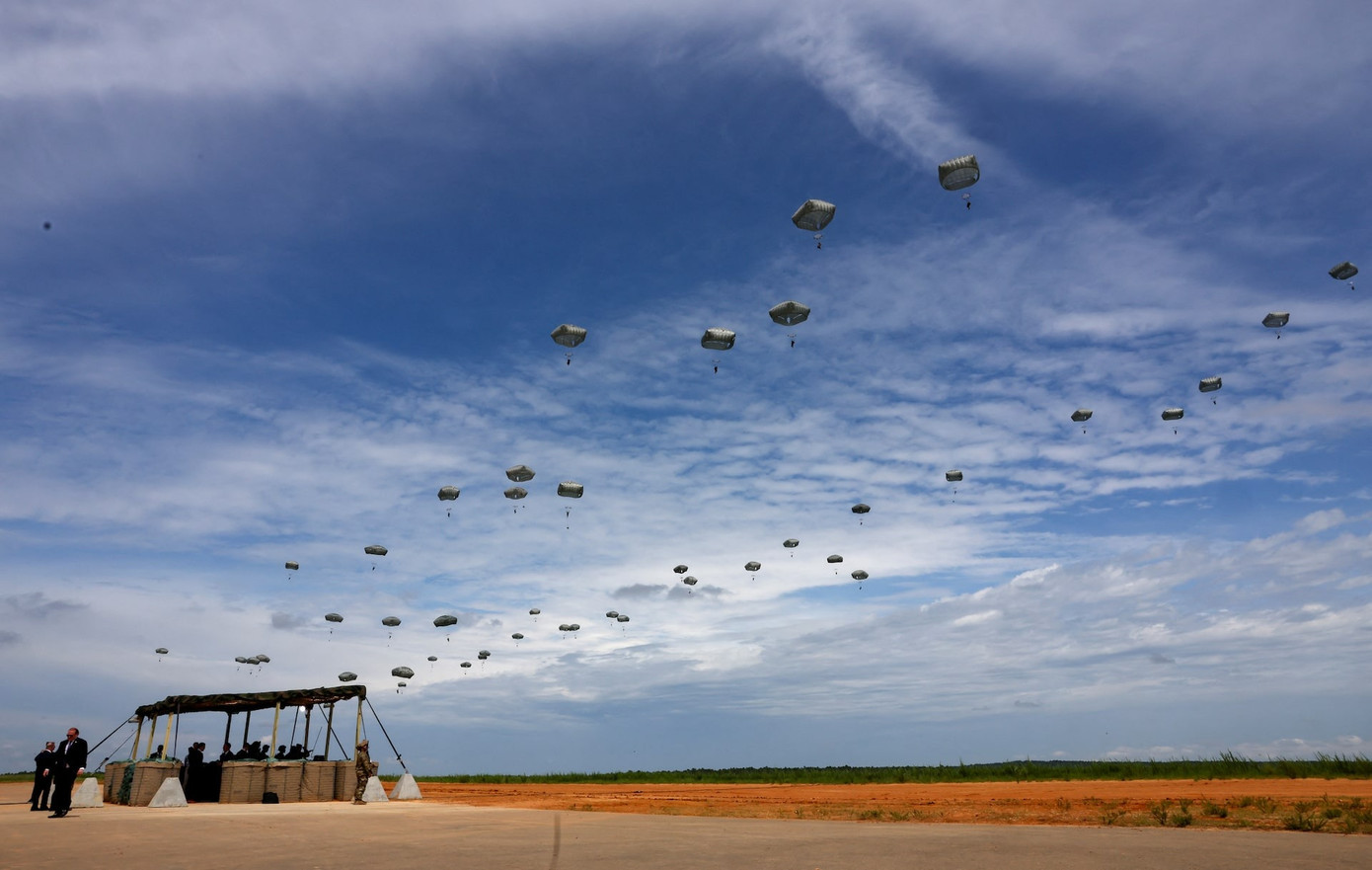 Ông Trump xem hoạt động diễn tập tại căn cứ Fort Bragg. (Ảnh: Reuters)