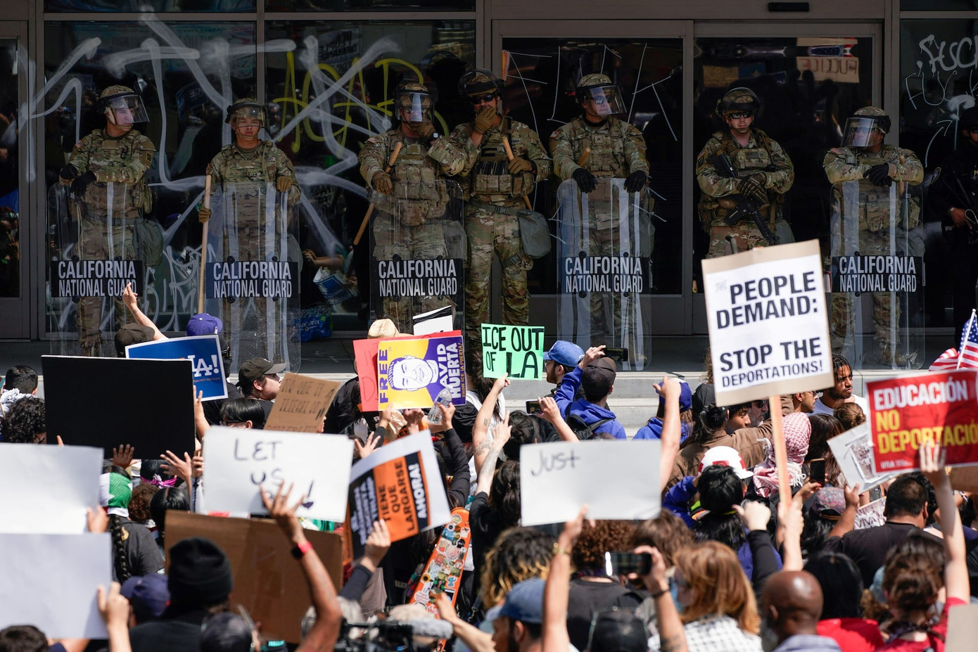 Lực lượng Vệ binh Quốc gia bảo vệ các tòa nhà liên bang ở Los Angeles. (Ảnh: Reuters) Lực lượng Vệ binh Quốc gia bảo vệ các tòa nhà liên bang ở Los Angeles. (Ảnh: Reuters)