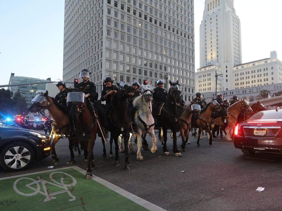 Lực lượng an ninh trong giờ giới nghiêm tại Los Angeles. (Ảnh: Xinhua) Lực lượng an ninh trong giờ giới nghiêm tại Los Angeles. (Ảnh: Xinhua)