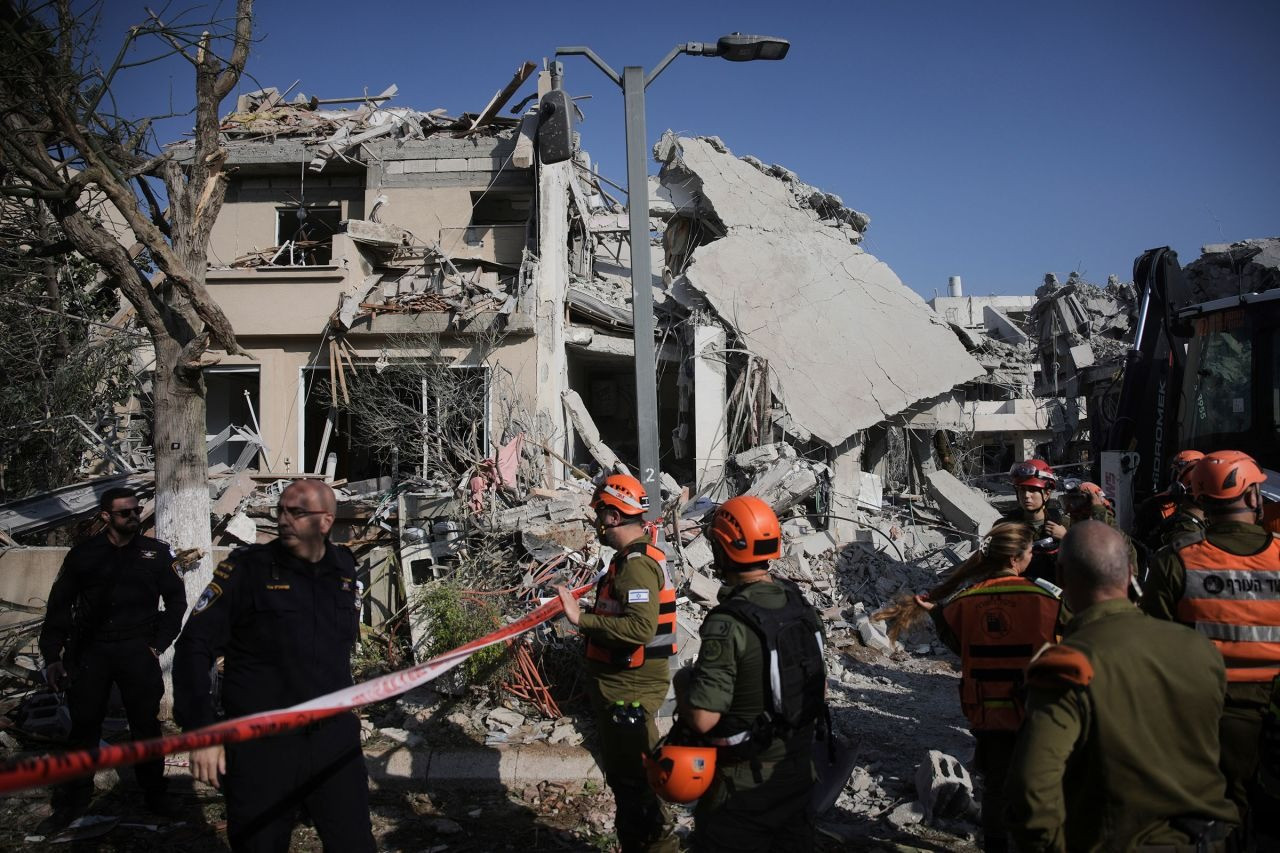 Cảnh tượng tan hoang ở Rishon Lezion. (Ảnh: AP) Cảnh tượng tan hoang ở Rishon Lezion. (Ảnh: AP)