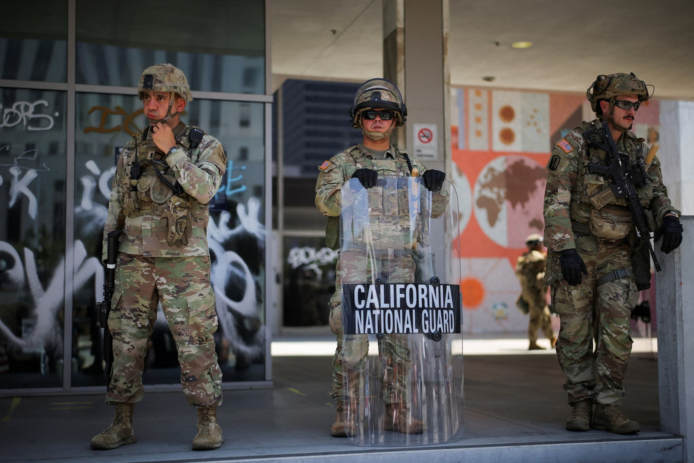 Lực lượng Vệ binh Quốc gia bảo vệ các tòa nhà liên bang ở Los Angeles. (Ảnh: Reuters) Lực lượng Vệ binh Quốc gia bảo vệ các tòa nhà liên bang ở Los Angeles. (Ảnh: Reuters)