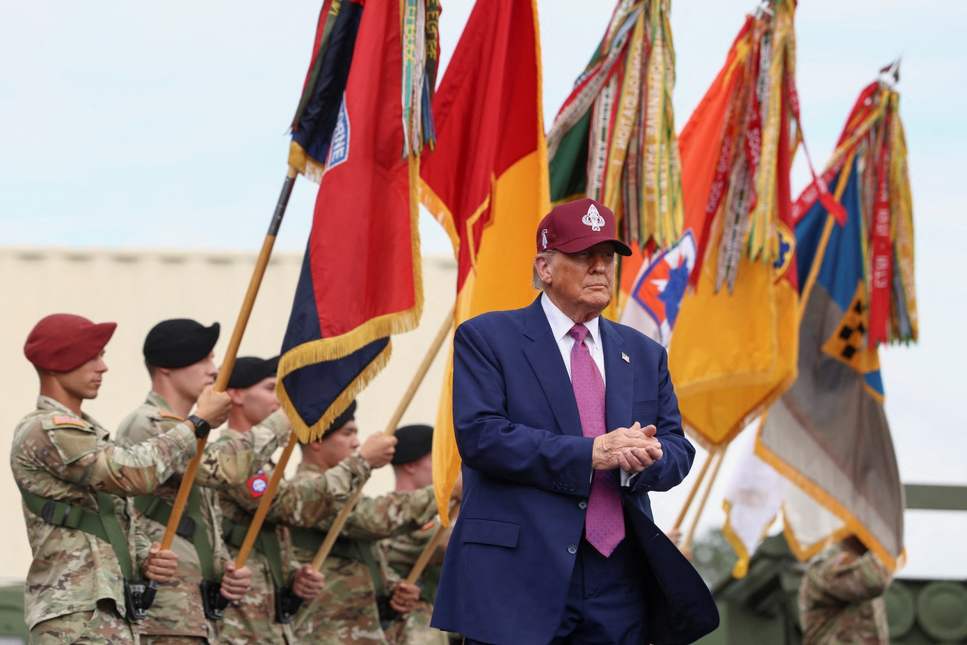 Tổng thống Trump thăm căn cứ Fort Bragg. (Ảnh: Reuters)