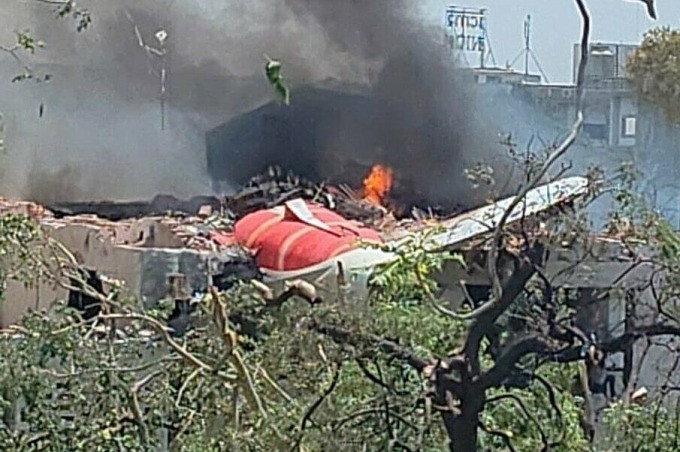 Thủ tướng Ấn Độ Narendra Modi viết trong bài đăng trên X: “Thảm kịch ở Ahmedabad khiến chúng tôi choáng váng và buồn bã. Thật đau lòng không thể diễn tả thành lời. Trong giờ phút đau đớn này, tôi xin gửi lời chia buồn đến tất cả mọi người bị ảnh hưởng. Tôi đã liên lạc với các bộ trưởng và chính quyền đang nỗ lực hỗ trợ những người bị ảnh hưởng”. (Ảnh: Telegram)