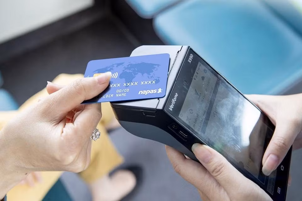Chi tiêu nhỏ chỉ vài nghìn đồng như vé xe bus cũng có thể trả bằng thẻ ngân hàng Chi tiêu nhỏ chỉ vài nghìn đồng như vé xe bus cũng có thể trả bằng thẻ ngân hàng