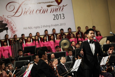 Trọng Tấn trong chương trình hòa nhạc Điều còn mãi 2013.