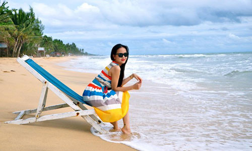 Cô có gương mặt Á đông và vẻ ngoài dịu dàng