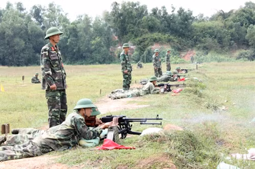 Huấn luyện bắn súng trên thao trường 