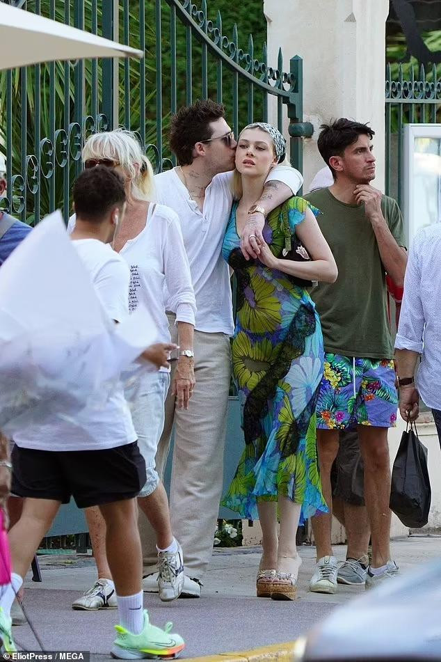 Đầu bếp 23 tuổi vẫn đang đắm say trong cuộc sống tân hôn và cô vợ xinh đẹp. Trong lúc đi dạo, anh không ngần ngại khoác tay qua vai Nicola, kéo vợ vào lòng rồi hôn lên má ngọt ngào.