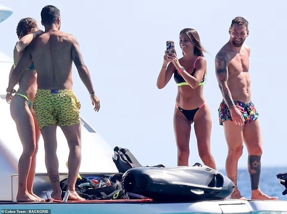 Antonela Roccuzzo cũng giúp vợ chồng Luis Suárez ghi lại kỷ niệm về chuyến đi.