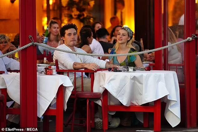 Sau khi đi dạo, cặp đôi dừng chân dùng bữa tối tại một nhà hàng ngoài trời.