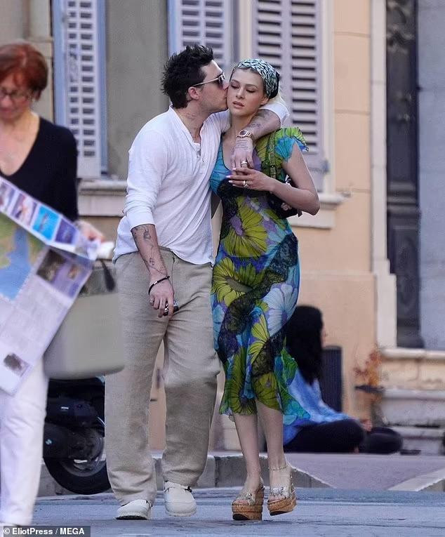 Tuần trước, Nicola đã chia sẻ về ông xã kém tuổi trên Tạp chí Tatler. Theo đó, cô tiết lộ Brooklyn xác định trở thành đầu bếp là sự nghiệp hoàn hảo của anh và cảm thấy như &quot;ở trên thiên đường&quot; sau nhiều năm chịu đựng áp lực từ dư luận vì &quot;cái bóng&quot; quá lớn của bố mẹ. Trước đó, Brooklyn thử sức làm người mẫu và nhiếp ảnh gia nhưng đều không thành công.