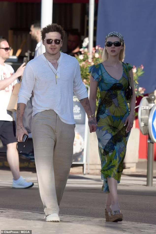 Mới đây, cặp vợ chồng son Nicola Peltz và Brooklyn Beckham được nhìn thấy đi dạo trên đường phố ở xã ven biển St Tropez của Pháp.
