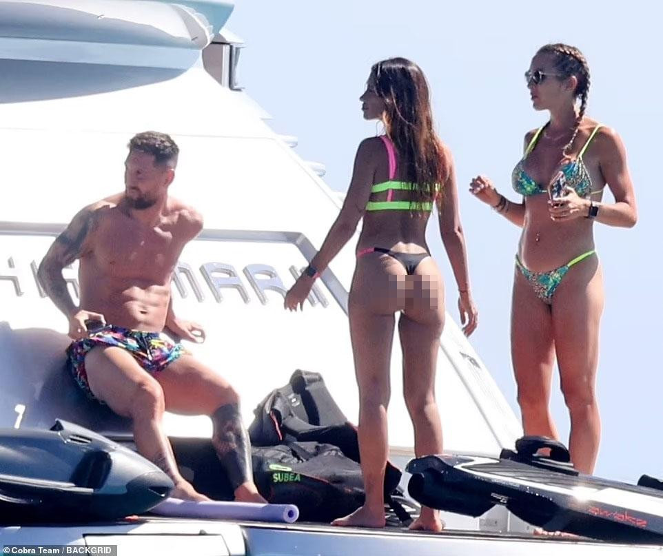 Ông bà Messi đều sở hữu thân hình săn chắc, nóng bỏng. Đặc biệt là người mẫu sinh năm 1988 "vòng nào ra vòng nấy" dù đã sinh ba con vẫn hơn hẳn nhiều cô gái chưa chồng.