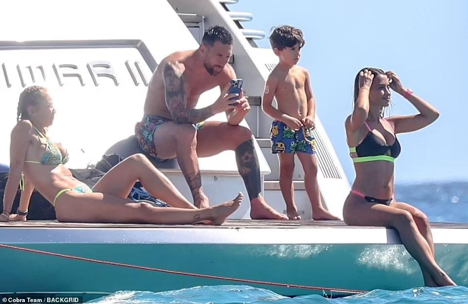 Tiền đạo 35 tuổi làm "phó nháy" cho bà xã xinh đẹp.