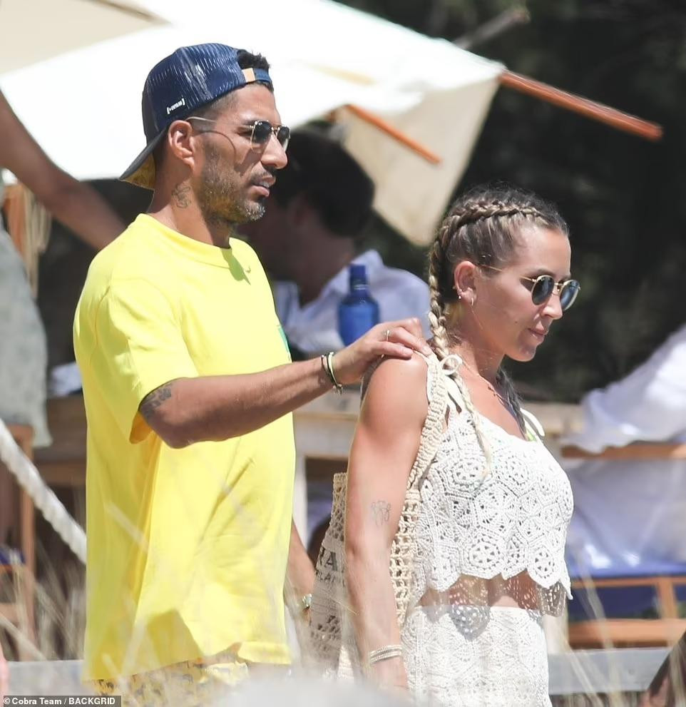 Luis âu yếm đặt tay lên vai vợ Sofia khi họ cùng nhau đi dạo trên bãi biển trước chuyến du ngoạn.