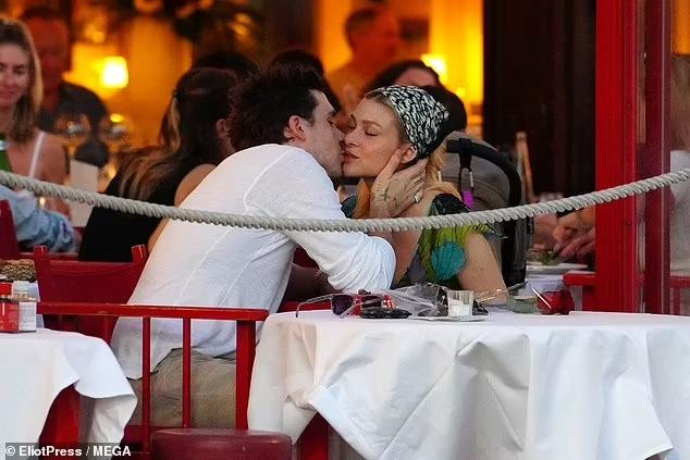 Cặp đôi tiếp tục khoe ân ái bằng loạt nụ hôn nồng cháy trên môi và cổ.