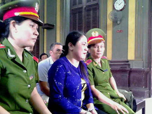 Bà Liễu bật khóc ngay khi vừa được áp tải khỏi xe tù