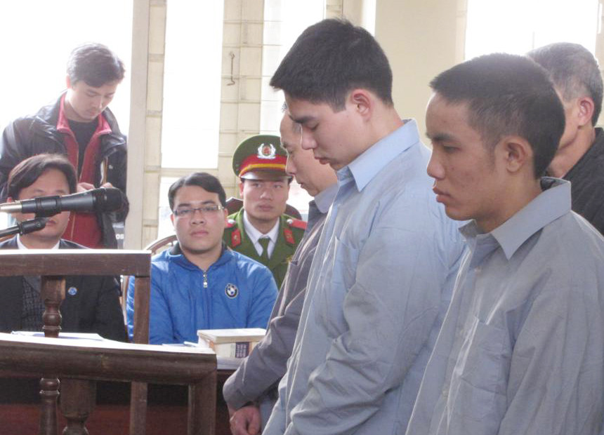 Các bị cáo cúi đầu tại phiên tòa chiều nay (10-1). Ảnh: Tuấn Nguyễn