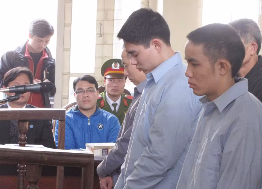 Các bị cáo cúi đầu tại phiên tòa chiều nay (10-1). Ảnh: Tuấn Nguyễn