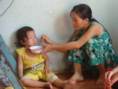  Bé Ngân đang được mẹ chăm sóc tại nhà vào sáng 25-11