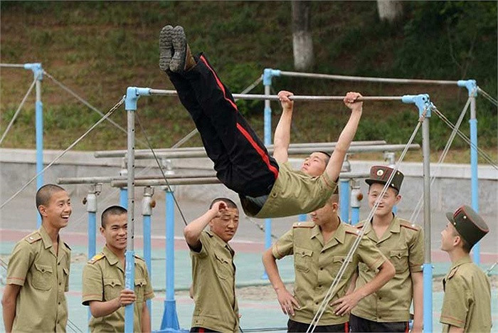 Theo báo chí Hàn Quốc thì các học viên được đào tạo tại trường Cách mạng Mangyongdae theo một chương trình học tập cũng thấm đẫm tinh thần chiến đấu